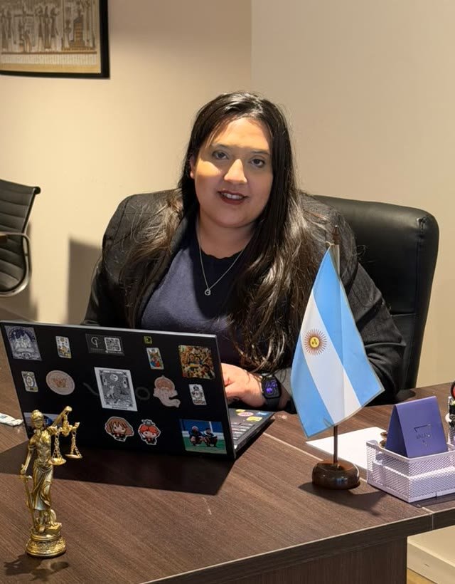 Camila Funes sonriendo en su escritorio