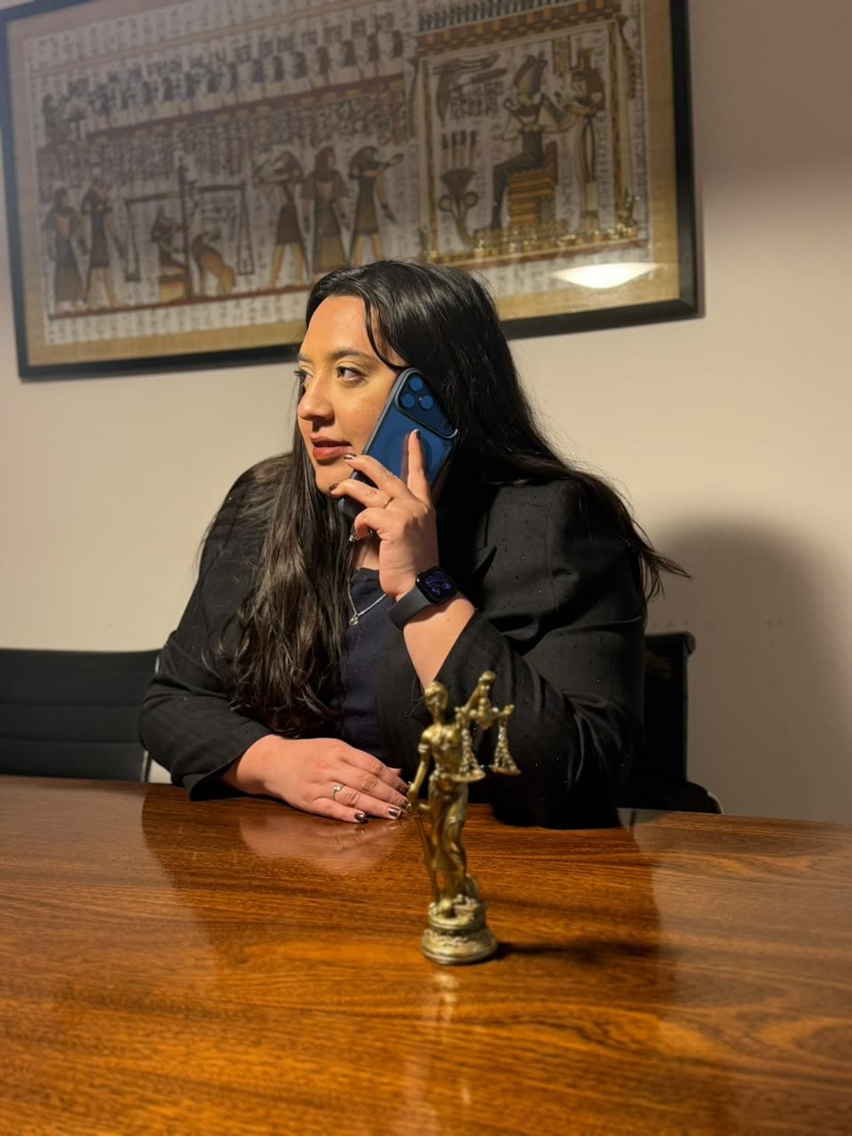 Camila Funes, abogada penalista, en su estudio junto a una estatua de la Justicia